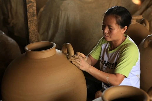Những người thợ vẫn trung thành với việc sản xuất các sản phẩm gốm bằng thủ công là chính.