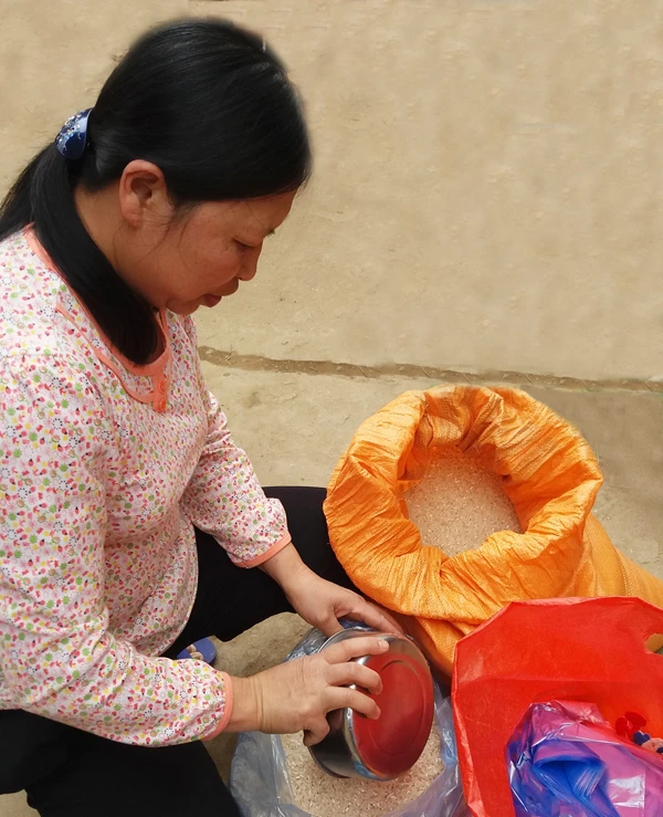 Chị Hiền chuyên kinh doanh gạo ở chợ Văn Bàn cho biết, loại gạo Kén ngon giờ khá hiếm.