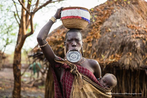 Tấm đĩa môi là tiêu chuẩn cho cái đẹp của phụ nữ Mursi.