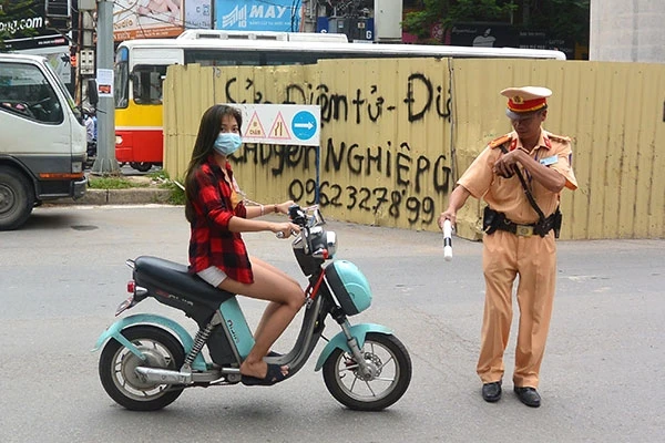 Người tham gia giao thông ngang nhiên không đội MBH, chưa đăng ký khi đi xe máy điện.