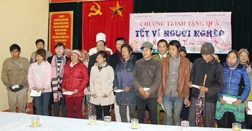 Hàng nghìn suất quà được trao tặng hộ nghèo. Hàng nghìn suất quà được trao tặng hộ nghèo.