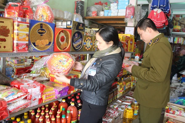 Kiểm tra mặt hàng mứt tết tại cơ sở kinh doanh bao gói sẵn thị trấn Khánh Yên.