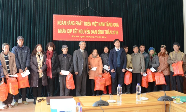 Đoàn công tác tặng quà đại điện các gia đình chính sách, hộ nghèo trên địa bàn huyện Bắc Hà.