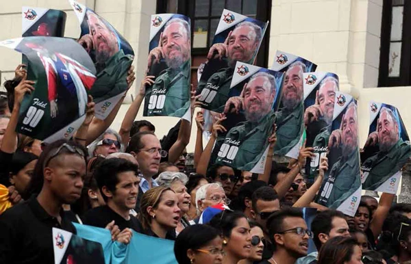 Hàng ngàn thanh niên Cuba đã tập trung tại Đại học Havana tưởng nhớ lãnh tụ Fidel Castro.