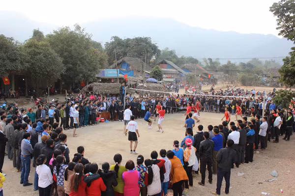 Các trận đấu bóng chuyền diễn ra hấp dẫn, thu hút đông đảo cổ động viên.