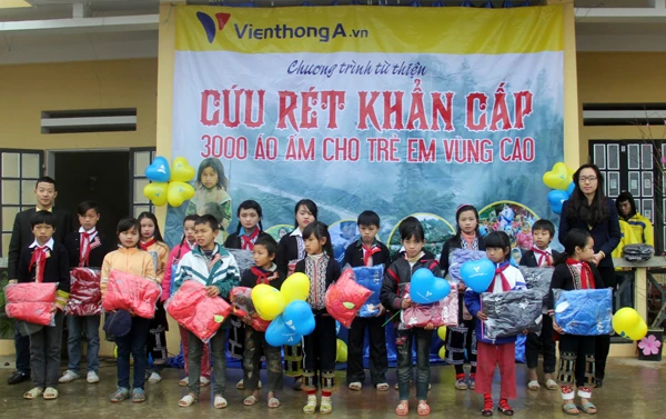 Trao quà cho học sinh Tả Phời. Những món quà sẽ giúp các em ấm áp hơn trong mùa đông. Trao quà cho học sinh Tả Phời. Những món quà sẽ giúp các em ấm áp hơn trong mùa đông.