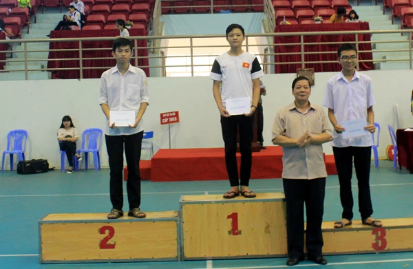 Ban tổ chức trao giải đồng đội nam lứa tuổi 15 – 17 tuổi. Ban tổ chức trao giải đồng đội nam lứa tuổi 15 – 17 tuổi.