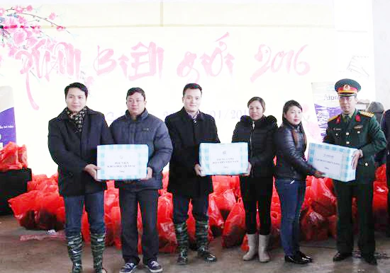 Tặng quà tết cho các thầy cô giáo của xã Y Tý.