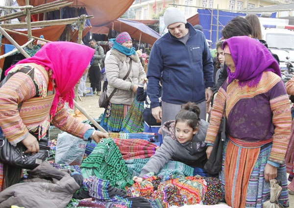 Sản phẩm thổ cẩm của người địa phương sẽ được bán tại chợ đêm Mường Khương phục vụ du khách.