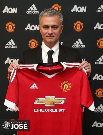 HLV J. Mourinho trong buổi ra mắt Manchester United. HLV J. Mourinho trong buổi ra mắt Manchester United.