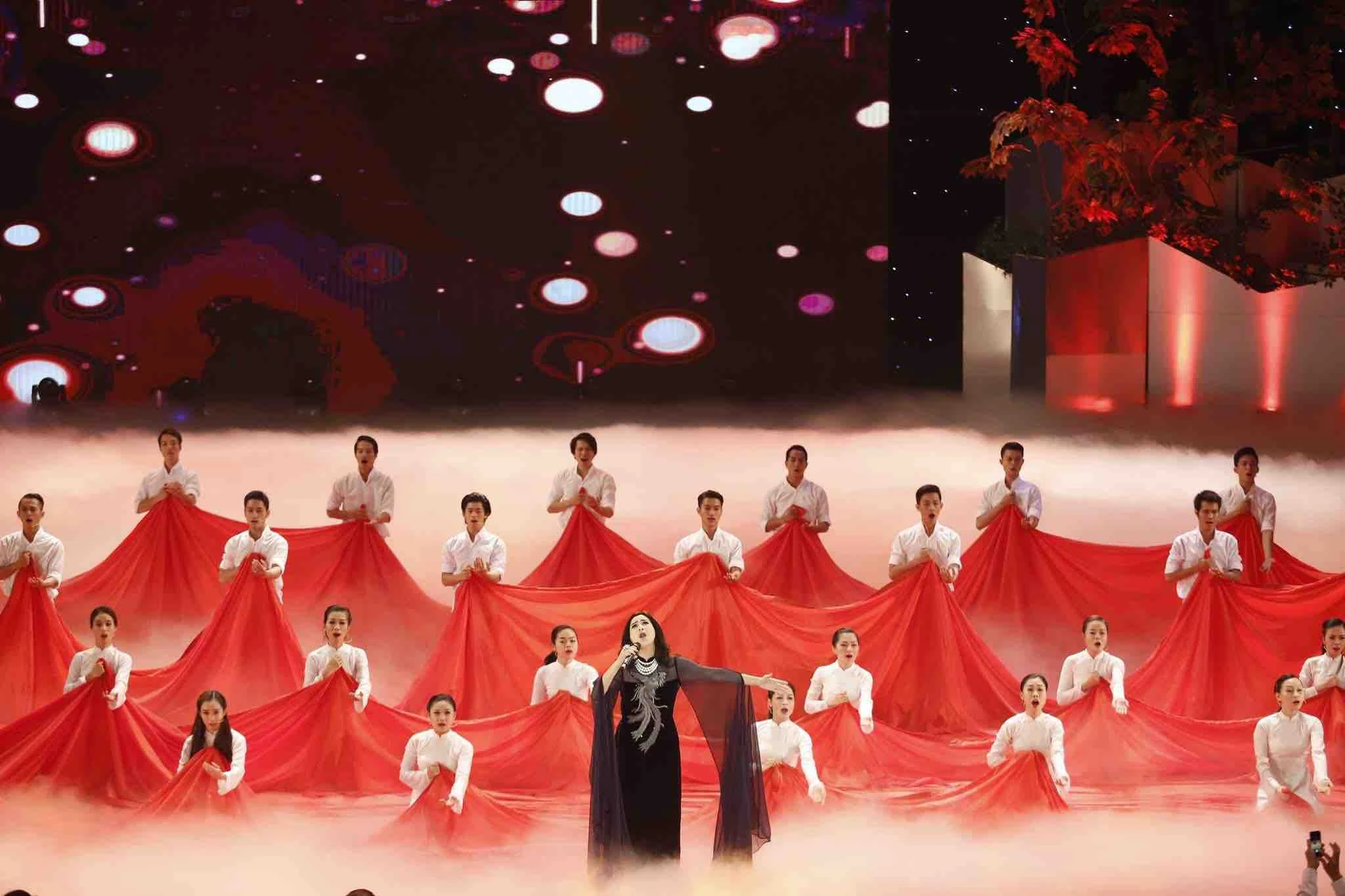 Tiết mục “Màu hoa đỏ” do NSƯT Thanh Lam thể hiện trong chương trình “Giai điệu tự hào” 2015. Tiết mục “Màu hoa đỏ” do NSƯT Thanh Lam thể hiện trong chương trình “Giai điệu tự hào” 2015.