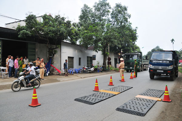 Các lực lượng chức năng tỉnh Lào Cai triển khai cân điện tử di động để kiểm tra tải trọng phương tiện trên Tỉnh lộ 152. Các lực lượng chức năng tỉnh Lào Cai triển khai cân điện tử di động để kiểm tra tải trọng phương tiện trên Tỉnh lộ 152.