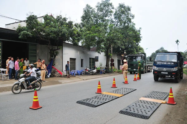 Các lực lượng chức năng tỉnh Lào Cai triển khai cân điện tử di động để kiểm tra tải trọng phương tiện trên Tỉnh lộ 152.