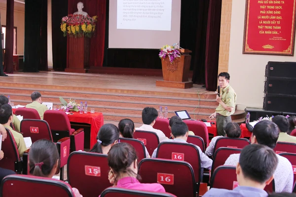 Cán bộ Chi cục Kiểm lâm truyền đạt nội dung thực hiện quy hoạch 3 loại rừng, giai đoạn 2016 - 2025. Cán bộ Chi cục Kiểm lâm truyền đạt nội dung thực hiện quy hoạch 3 loại rừng, giai đoạn 2016 - 2025.