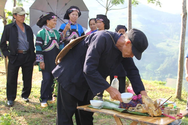 Thực hiện nghi lễ trong Tết Sử Giề Pà.