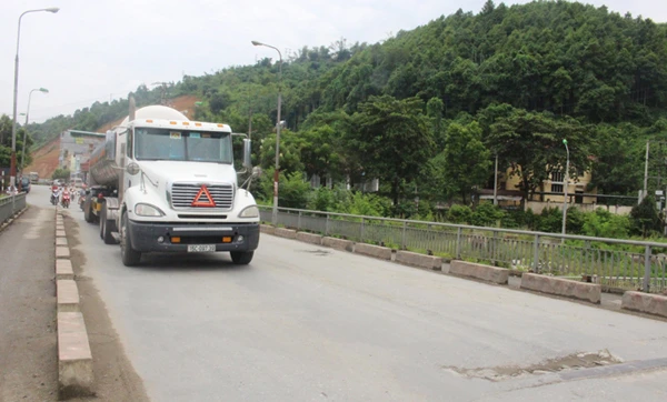 Nhiều xe tải trọng lớn qua cầu đi trên tuyến đường ra Cửa khẩu Kim Thành.