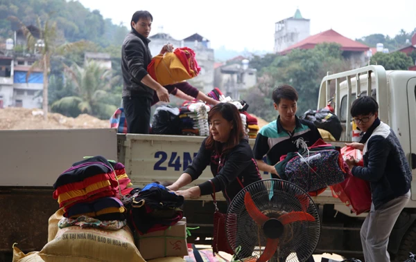 Các hộ kinh doanh vận chuyển hàng hóa về chợ mới.