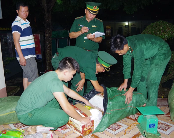 Lực lượng BĐBP tịch thu tang vật.