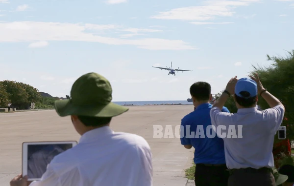 Máy bay hạ độ cao.