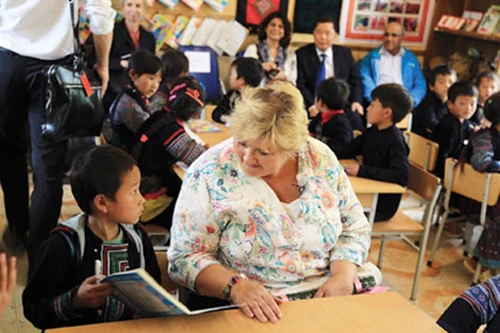 Thủ tướng Na Uy thăm một lớp học ở Lào Cai.