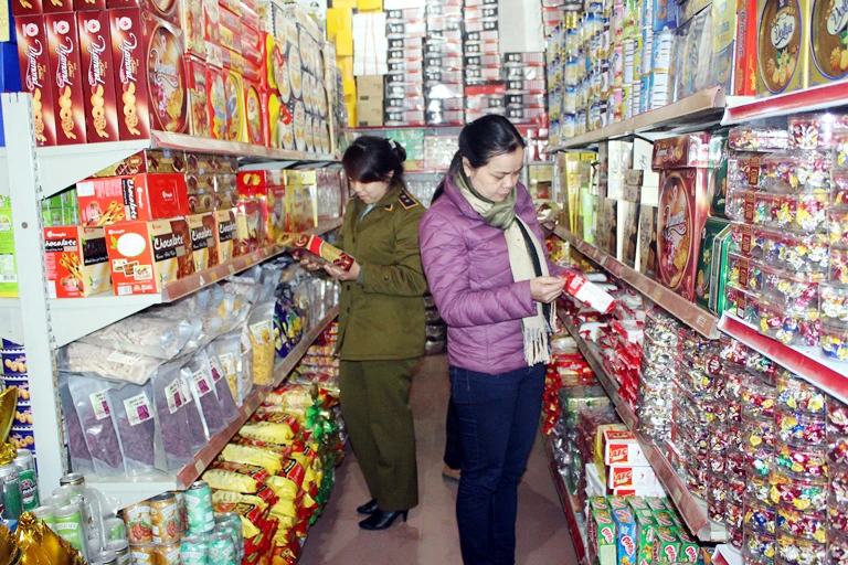 Kiểm tra tại cơ sở kinh doanh bao gói sẵn thị trấn Sa Pa, huyện Sa Pa.