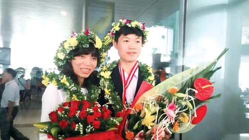 Nguyễn Khánh Duy và cô giáo dạy Hóa Mai Châu Phương.