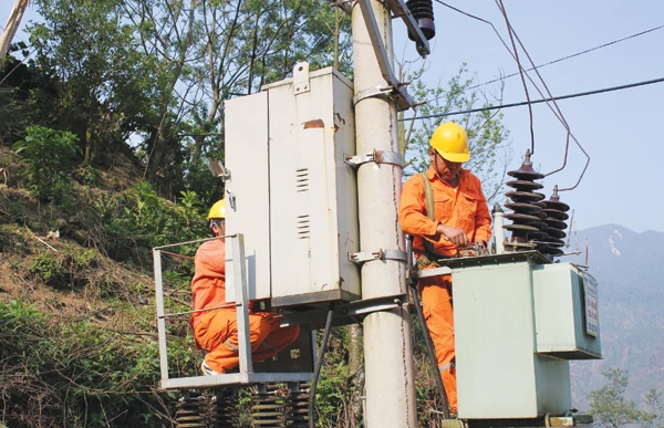 Công nhân ngành điện bảo dưỡng trạm biến áp tại thôn Hồng Ngài, xã Y Tý (Bát Xát).