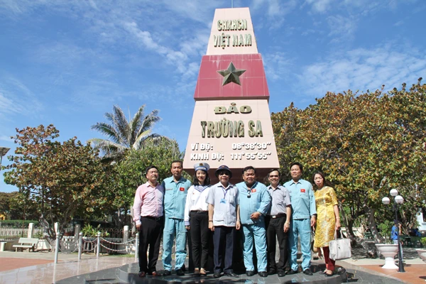 Phi hành đoàn (từ trái qua phải) gồm: Thượng tá Nguyễn Đức Hảo (Phi đội trưởng, Lữ đoàn không quân 918), Đại tá Lê Kiêm Toàn (Lữ đoàn trưởng 918) và Thiếu tá Nguyễn Văn Chính (Chính trị viên phi đội) chụp ảnh với Trưởng đoàn công tác số 14.