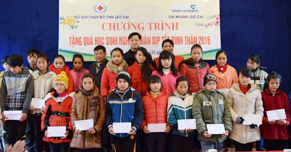 Hội Chữ thập đỏ tỉnh tặng quà cho học sinh trường THCS Tà Chải (Bắc Hà).