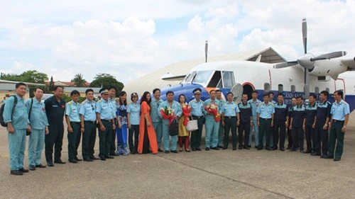 Tổ bay Casa 212 - 8983 thực hiện bay và hạ cánh an toàn từ Trường Sa trở về. Tổ bay Casa 212 - 8983 thực hiện bay và hạ cánh an toàn từ Trường Sa trở về.