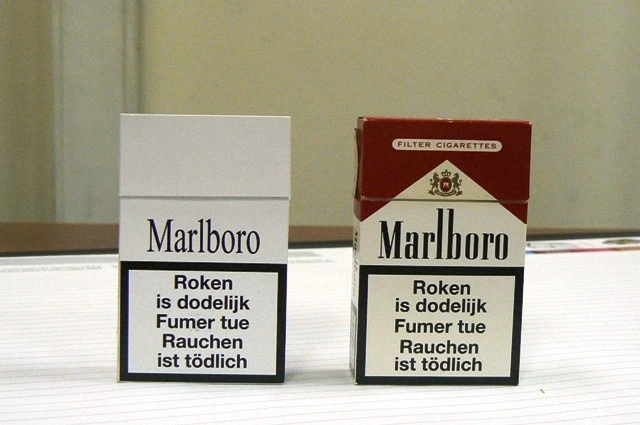 Bao thuốc trơn (bên trái) rõ ràng mất đi khả năng nhận diện thương hiệu cần có.