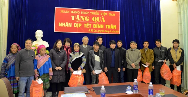 Đoàn công tác tặng quà cho đại điện các gia đình chính sách, hộ nghèo trên địa bàn huyện Si Ma Cai.