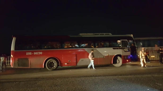 Xe BKS 29B-007.90 nhồi kín hành khách tối 13/11. Xe BKS 29B-007.90 nhồi kín hành khách tối 13/11.