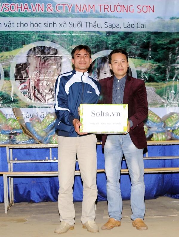 Các thành viên trong đoàn tặng quà thày và trò học sinh xã Suối Thầu.