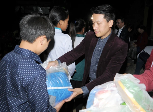 Các thành viên trong đoàn tặng quà thày và trò học sinh xã Suối Thầu.