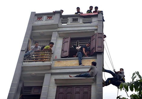 Cơ quan chức năng vất vả giải cứu một con nghiện ma túy đá.