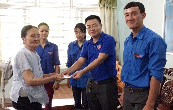 Đoàn thăm hỏi, tặng quà bà Nguyễn Thị Quang.