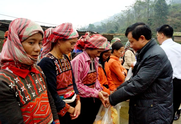 Tặng quà tết cho học sinh và đồng bào dân tộc Xa Phó xã Tả Phời ảnh 3