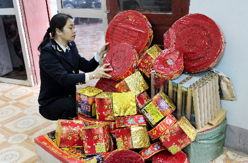 Lực lượng Hải quan kiểm tra số pháo nổ bắt giữ.