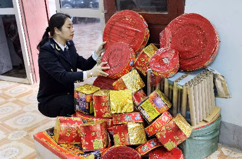 Lực lượng Hải quan kiểm tra số pháo nổ bắt giữ.