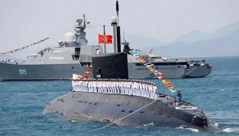 Tàu nổi và tàu ngầm của hải quân Việt Nam ở quân cảng Cam Ranh.