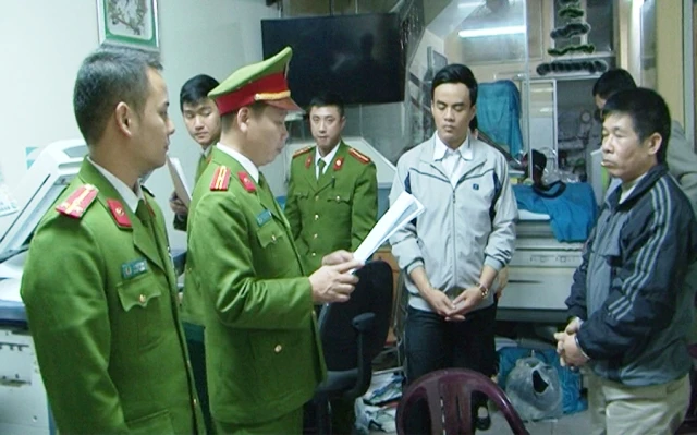 Phòng Cảnh sát Kinh tế thi hành lệnh bắt tạm gia đối với Nguyễn Văn Hân.