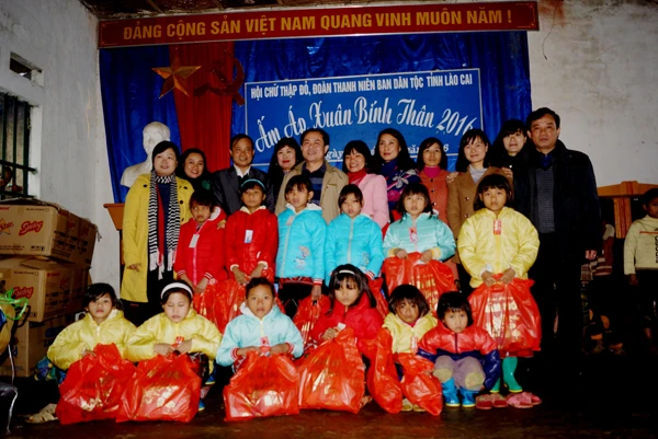 Trao tặng áo ấm và quà tết cho học sinh tiểu học điểm trường thôn Láo Lý, xã Tả Phời.