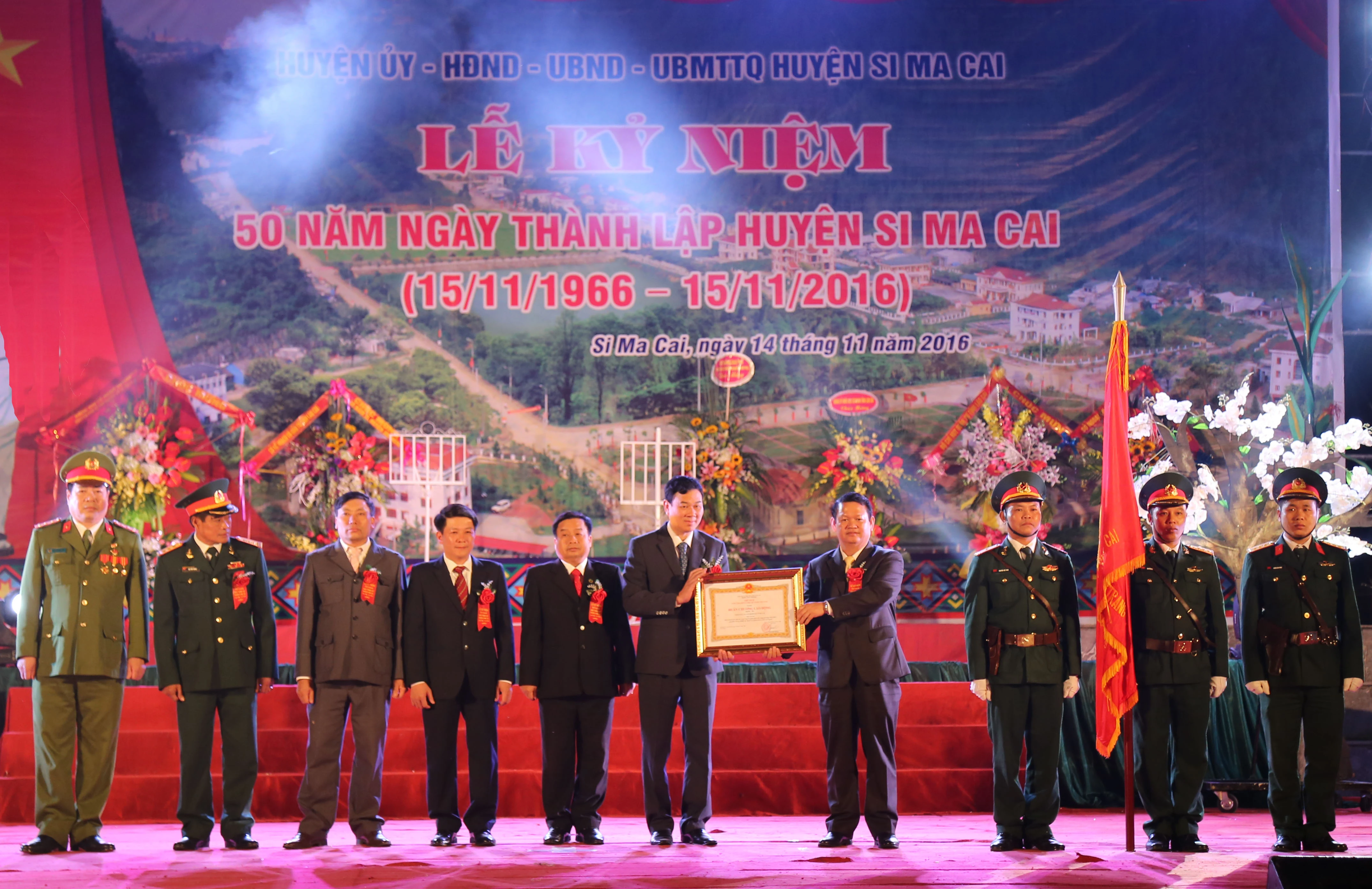 Thừa ủy quyền của Chủ tịch nước, đồng chí Nguyễn Văn Vịnh trao Huân chương Lao động hạng Ba cho nhân dân và cán bộ huyện Si Ma Cai. Đồng chí Đặng Xuân Phong, Chủ tịch UBND tỉnh trao Bằng khen cho các tập thể, cá nhân.