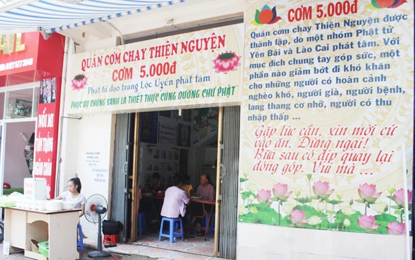 Quán cơm chay từ thiện trở thành địa chỉ quen thuộc của người lao động nghèo.