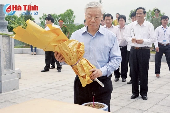 Tổng Bí thư Nguyễn Phú Trọng dâng hoa tại Khu lưu niệm Tổng Bí thư Hà Huy Tập (tháng 4/2014).