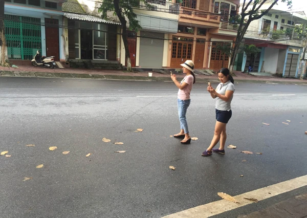 Nhiều người đang bất chấp nguy hiểm và lãng phí thời gian để chơi Pokemon Go. Ảnh: Ngọc Bằng