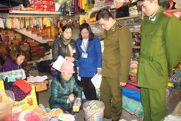 Tiêu hủy sản phẩm sữa hết hạn sử dụng.