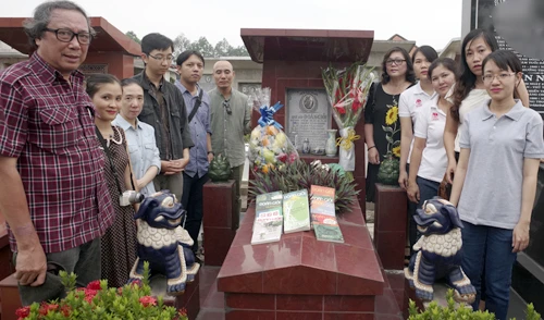 Đoàn cán bộ Nhà xuất bản viếng mộ nhà văn Đoàn Giỏi.