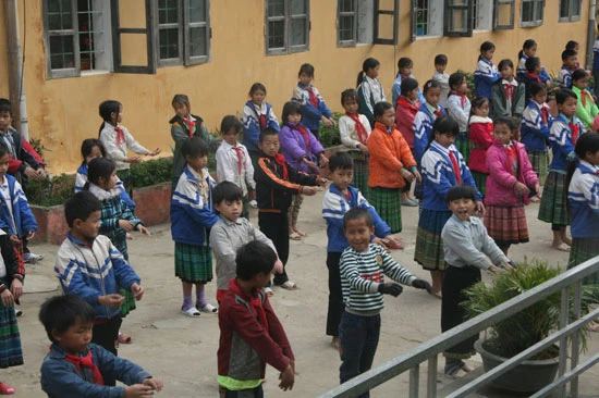 Việc xóa mù chữ còn gặp nhiều khó khăn ở những địa phương vùng sâu, vùng xa,vùng khó.